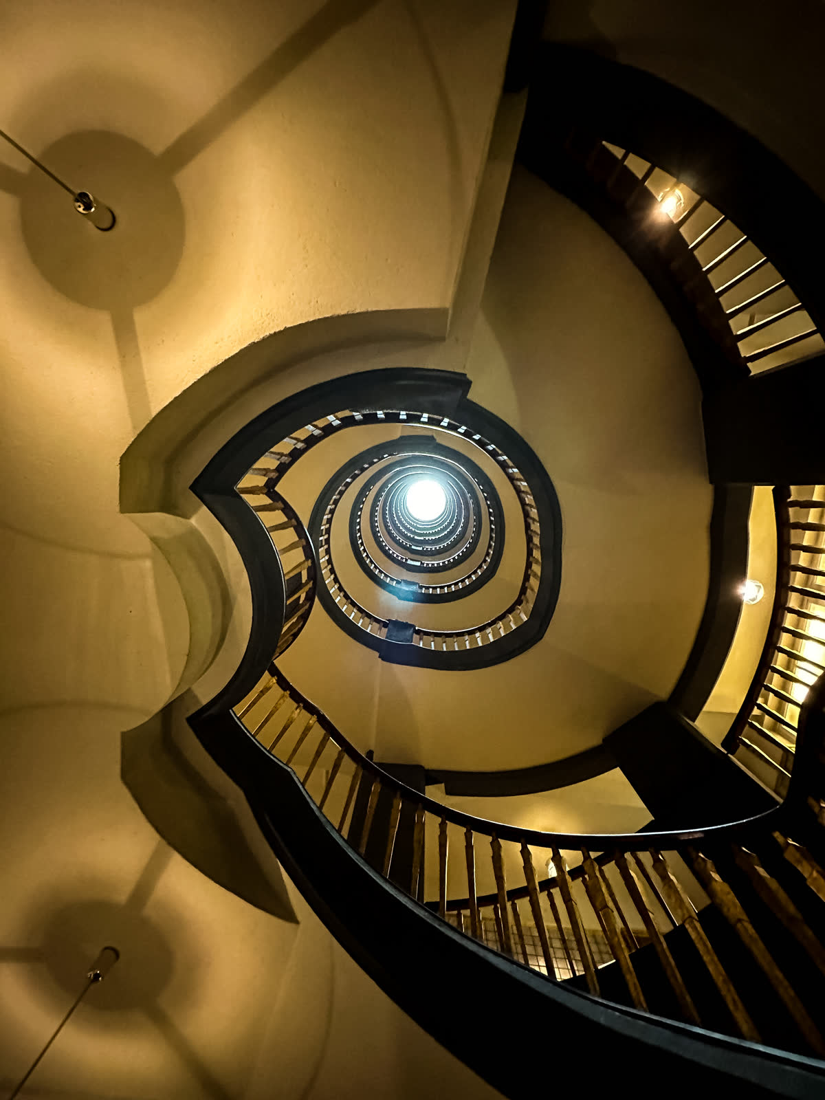 Treppenhaus in Spiralform von unten fotografiert — Martina Ziegler