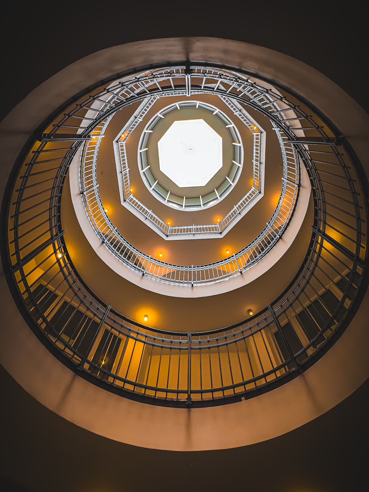 Achteckiges Treppenhaus mit Blick nach oben — Martina Ziegler