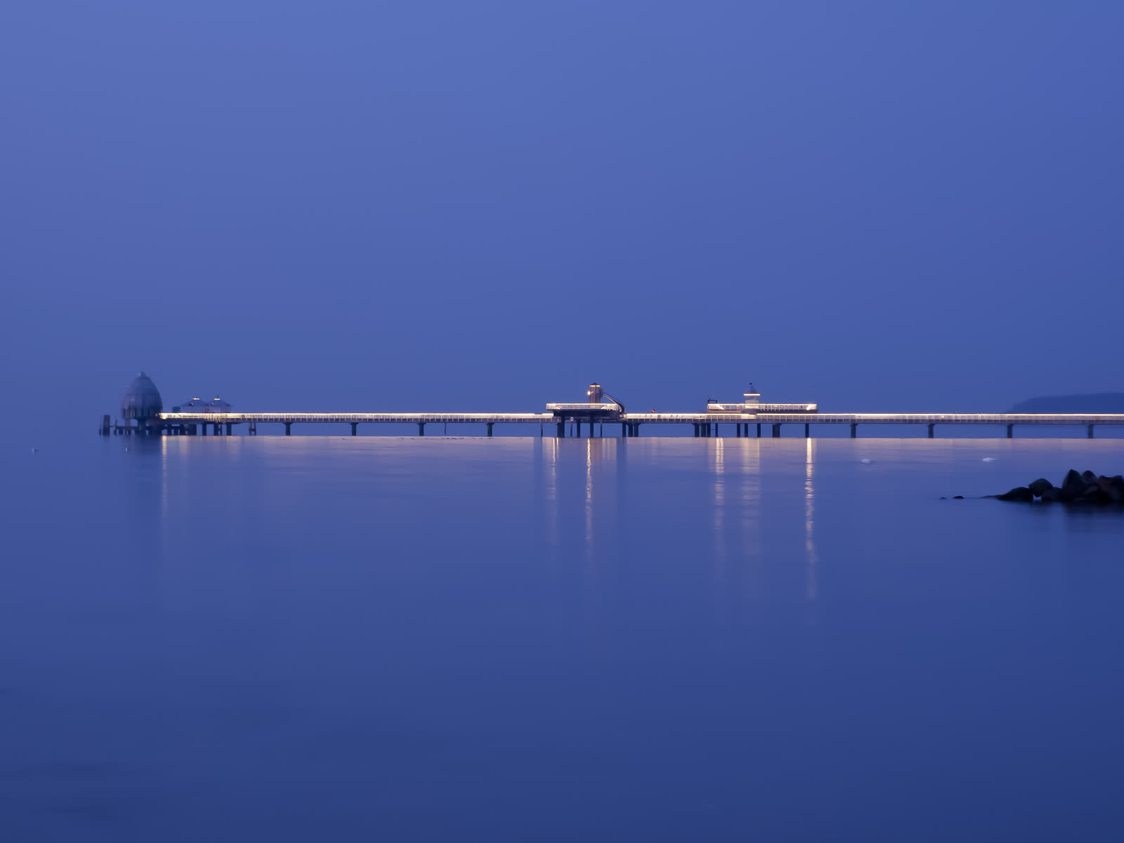 Beleuchtete Seebrücke zur blauen Stunde — Langzeitbelichtung von Martina Ziegler