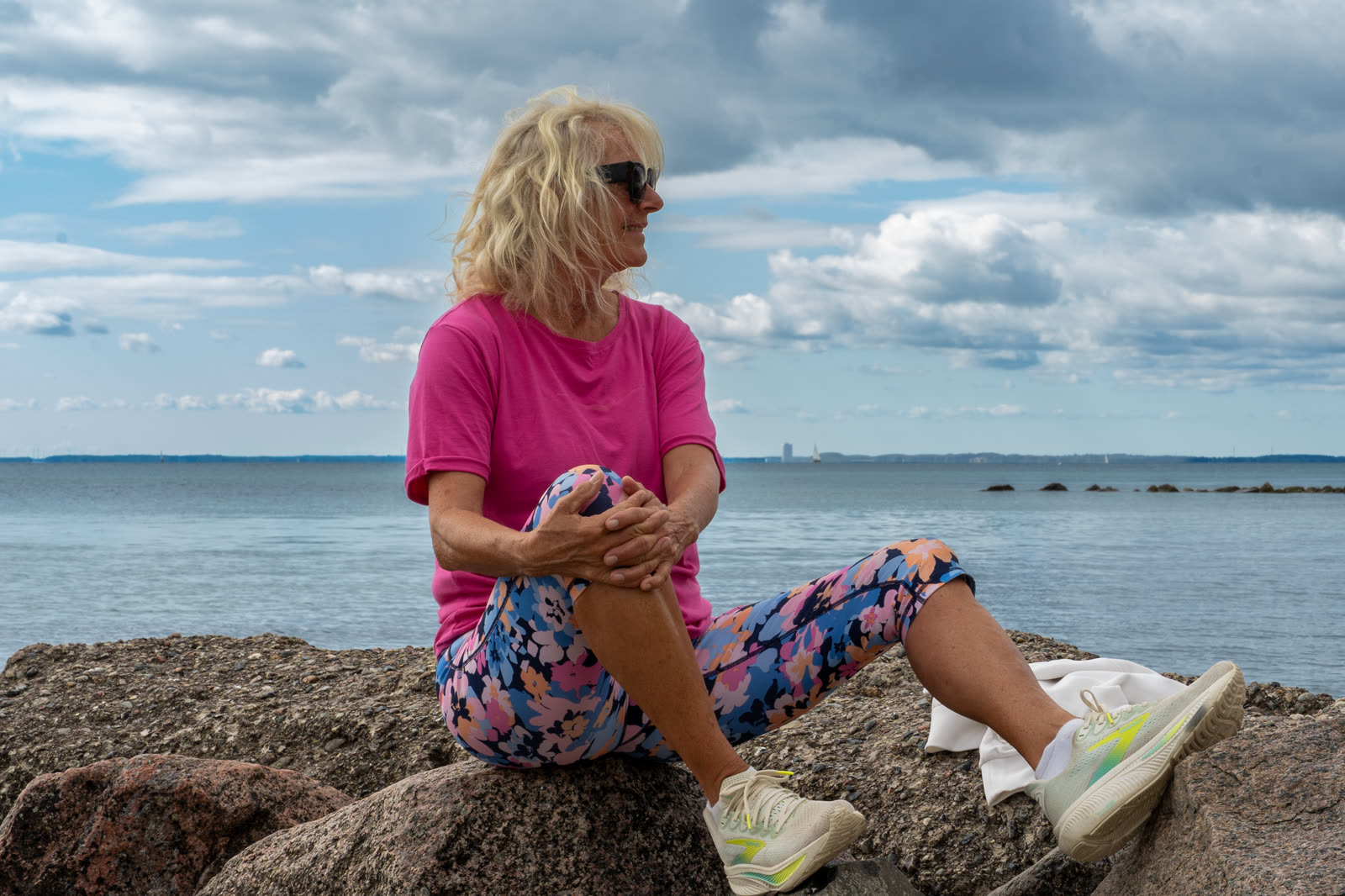 Frau auf Felsen an der Ostseeküste — Porträtfotografie von Martina Ziegler