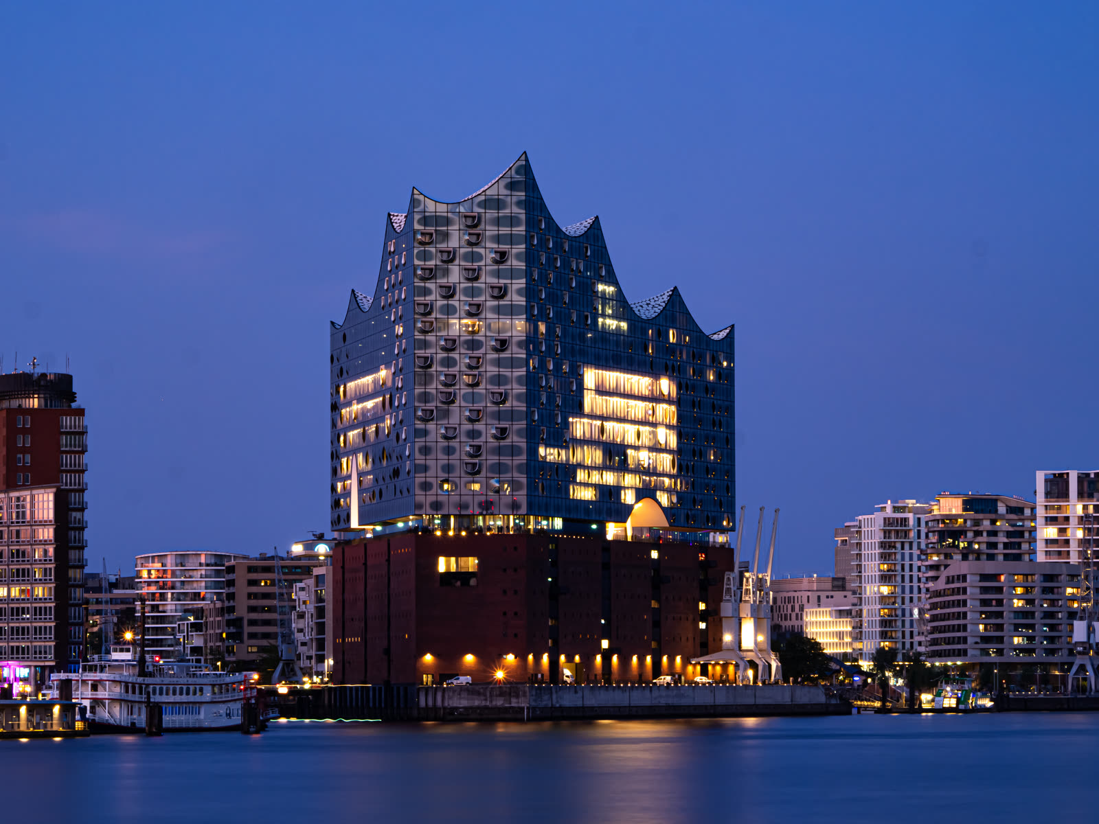 Elbphilharmonie Hamburg zur blauen Stunde — Nachtfotografie von Martina Ziegler