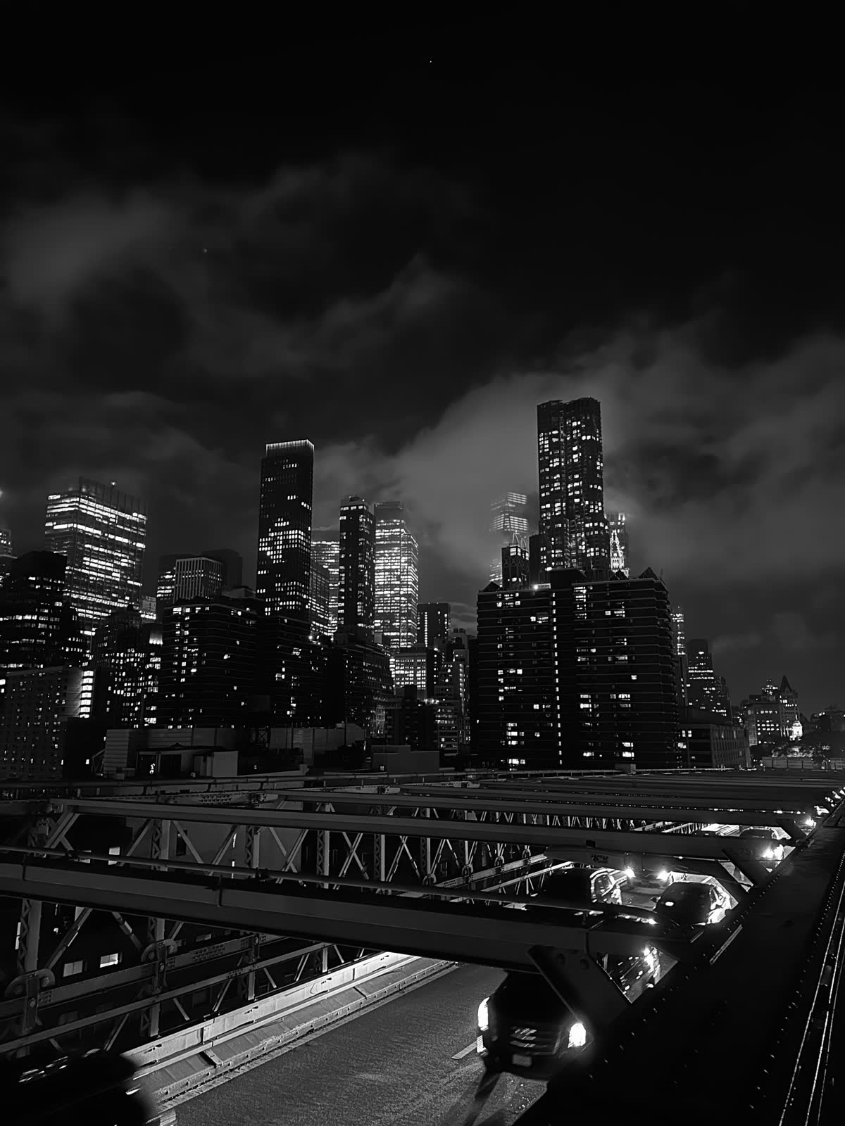 Skyline von New York bei Nacht in Schwarzweiss, von der Brooklyn Bridge — Martina Ziegler