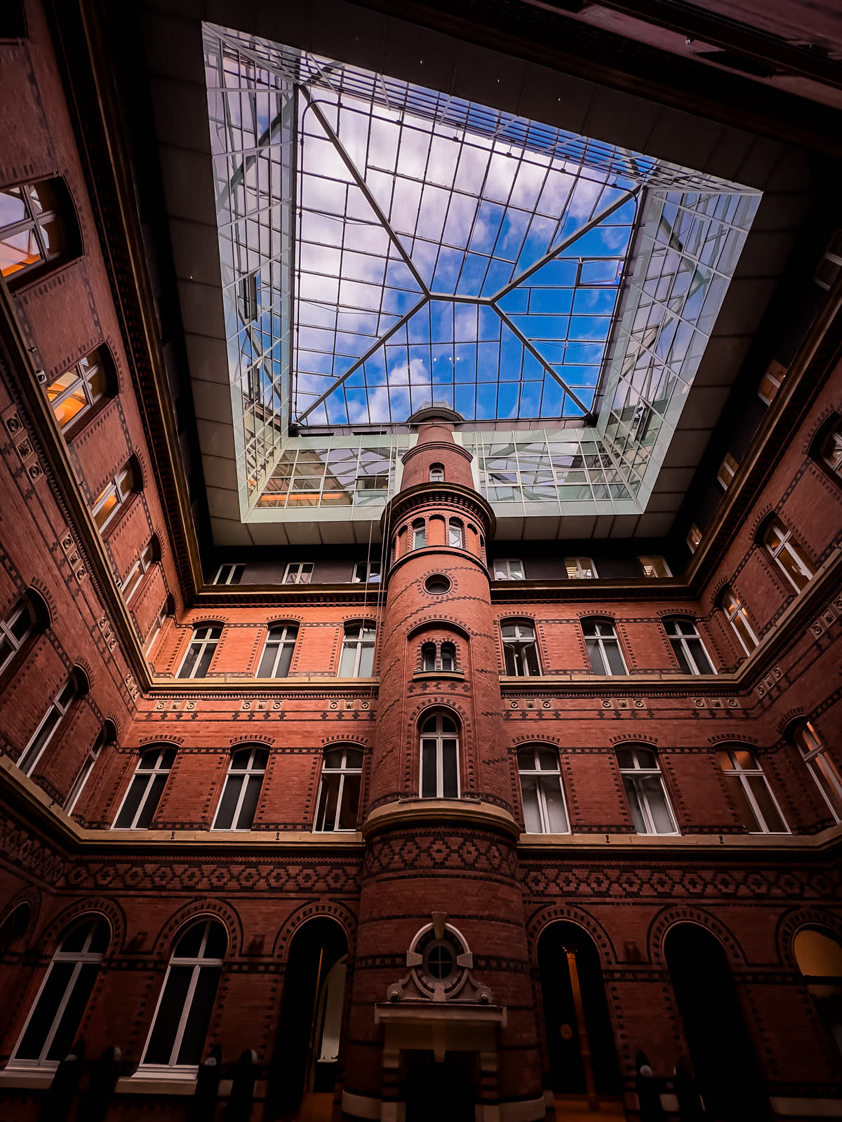 Backsteinhof mit Glasdach und Turm, Hamburg — Architekturfotografie von Martina Ziegler