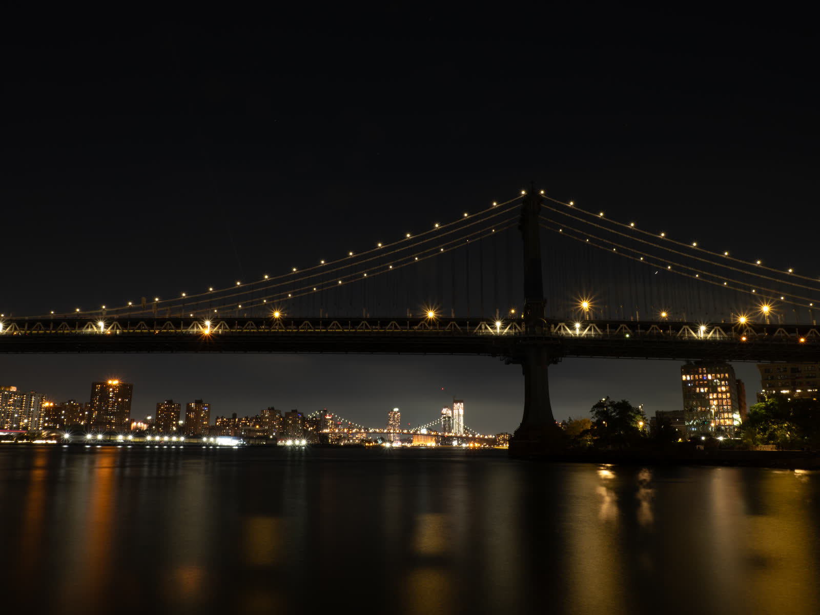 Manhattan Bridge bei Nacht über dem East River — Martina Ziegler