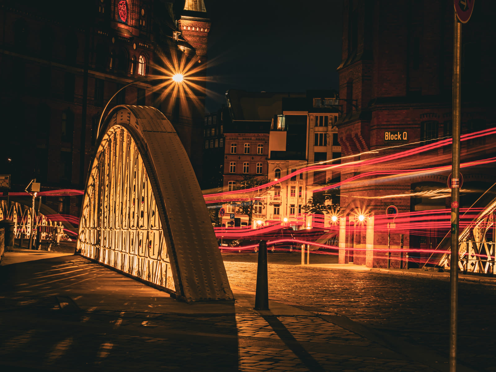 Speicherstadt Hamburg bei Nacht mit Lichtspuren, Langzeitbelichtung — Martina Ziegler