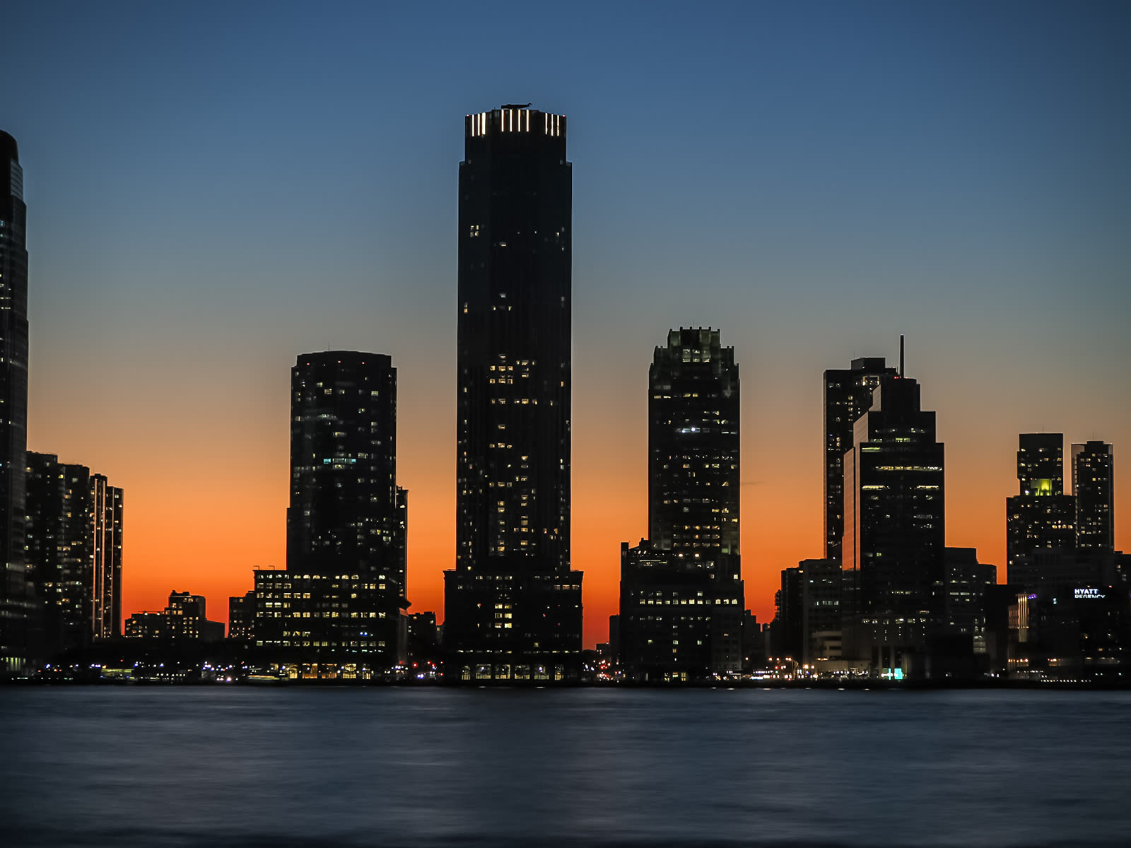 Skyline von New York als Silhouette im Sonnenuntergang — Martina Ziegler
