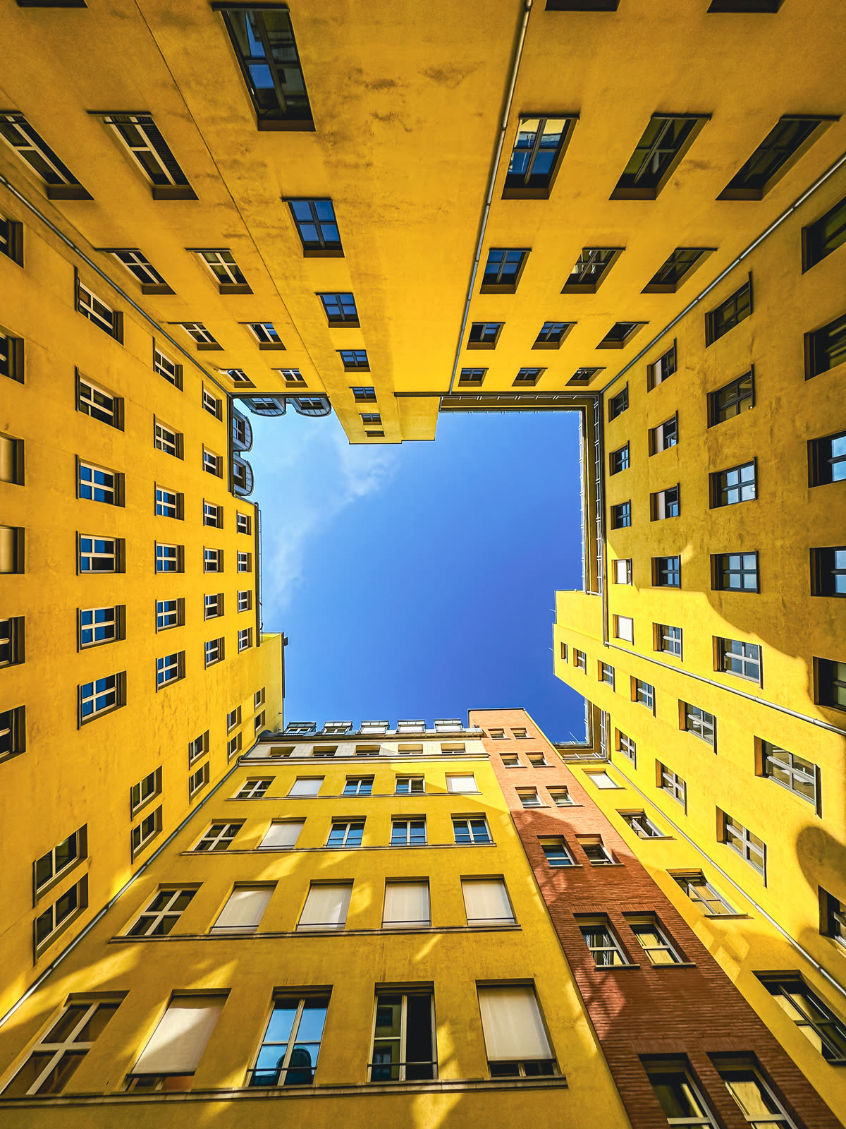Gelber Innenhof von unten fotografiert — Architekturfotografie von Martina Ziegler